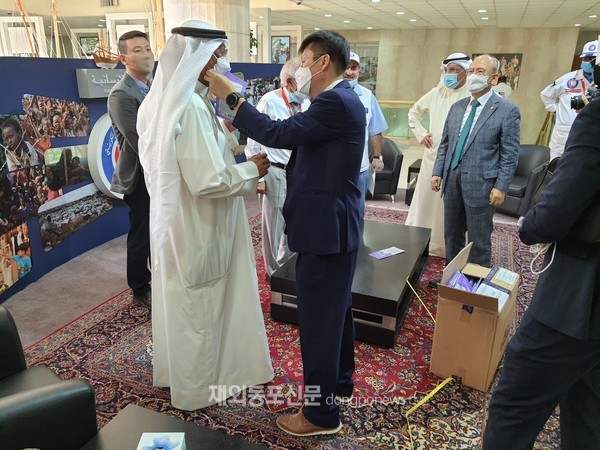 민주평화통일자문회의 쿠웨이트지회는 지난 10월 4일 쿠웨이트 적신월사(KRCS)에 한국산 마스크 4500장을 기부했다. (사진 민주평통 쿠웨이트지회)