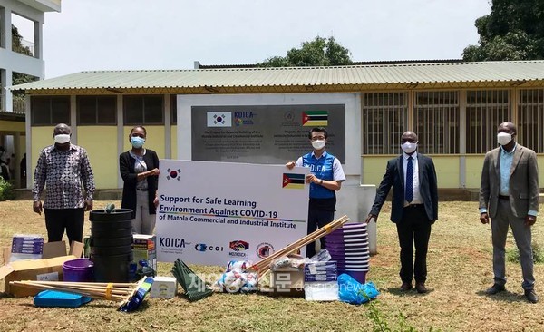 한국국제협력단은 18일 오전 모잠비크 마톨라 산업학교에 1만2,000달러 규모의 코로나19 대응물품을 기증했다. (사진 한국국제협력단)