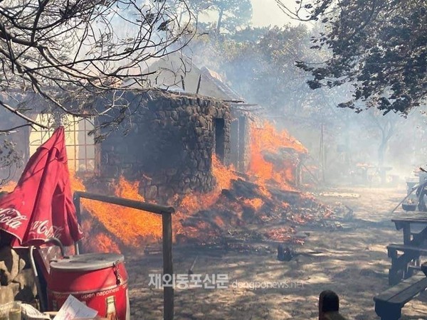 지난 4월 18일(현지시간) 남아프리카공화국 케이프타운의 테이블마운틴에 화재가 발생했다. 이번 화재로 전소된 로스메모리얼 내 식당 (사진 케이프타운 교민 이미숙)