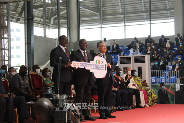 코이카는 10월 28일(현지시간) 코트디부아르 아비장에서 ‘한-코 체육·문화·ICT 협력센터’ 개소식을 개최했다. (사진 코이카) 