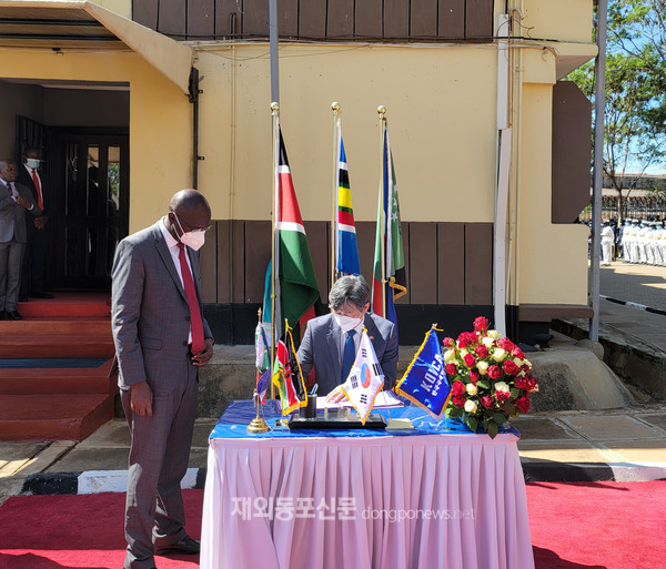 코이카는 11월 10일(현지시간) 케냐 서부 분고마주(洲)에서 체퓩-키바비 지역 식수개발사업의 착공식을 개최했다. 착공식에서 진행된 서명식에서 최영한 주케냐대사가 서명을 하고 있다. (사진 코이카)