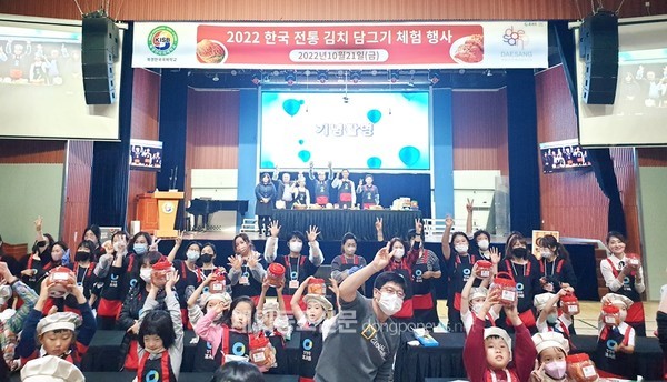 지난 10월 21일 중국 북경한국국제학교에서 ‘2022 한국 전통 김치 담그기 체험 행사’가 열렸다. (사진 이나연 재외기자)