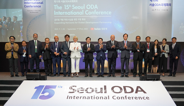 2022년 9월 1일 서울 장충동 신라호텔 다이너스티홀에서 열린 ‘제15회 서울 ODA(공적개발원조) 국제회의’에서 주요 참석자들이 기념촬영을 하고 있다. (사진 코이카)