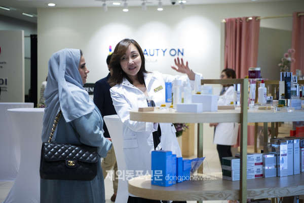 한국보건산업진흥원은 9월 27일 두바이 중심부에 위치한 Burjuman Mall 1층에 한국 화장품 홍보 판매장 ‘K BEAUTY ON’을 개관했다.