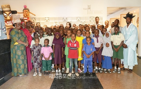 주나이지리아한국문화원은 지난 4월 23일 ‘세계 책의 날’을 맞아 나이지리아 아부자 소재 6개 초등학교 학생과 교사 60여명을 문화원으로 초청해 ‘한국동화 체험행사’를 진행했다. (사진 주나이지리아한국문화원)